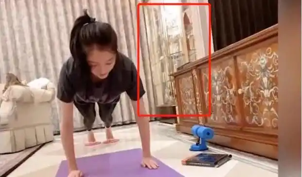 关晓彤穿紧身裤宅家健身,意外暴露豪华闺房,墙角玻璃柜太抢镜