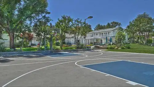 豪宅的私人篮球场豪宅配置有六间卧室豪宅的烧烤场