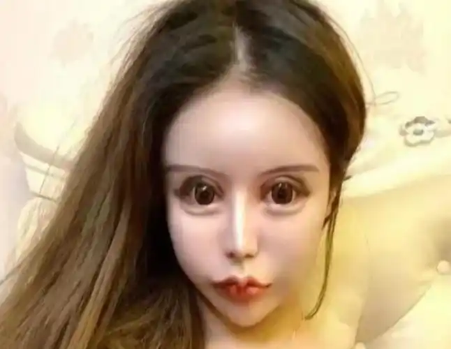 回顾周楚娜13岁开始多次整容如今后悔不已的她却仍然沉迷其中