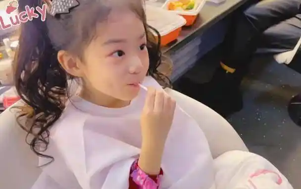 戚薇带女儿工作,5岁lucky翘着脚吃棒棒糖,李承铉投喂蛋糕画面超甜