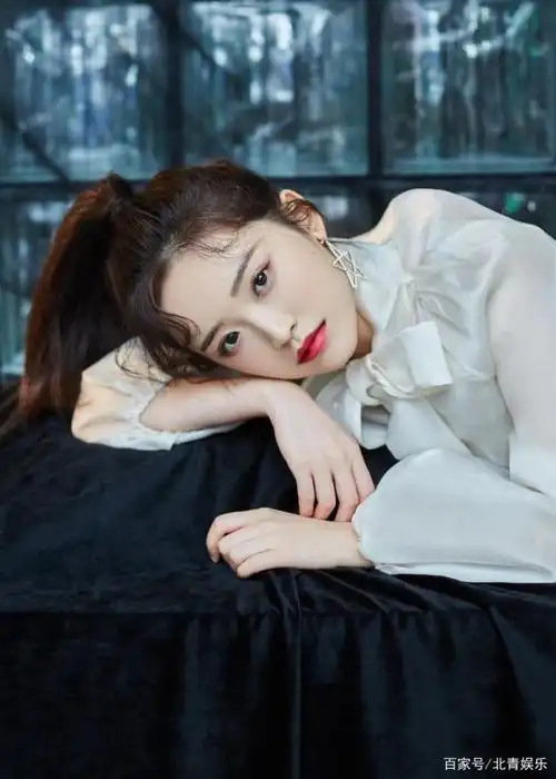 金雯昕原创《望》首播 以月亮视角对太阳表达心声