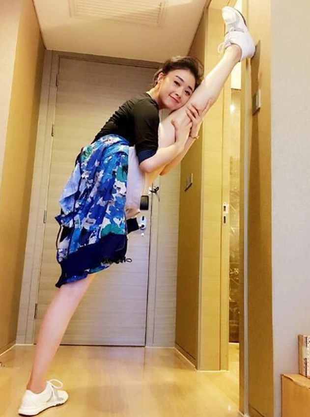 关晓彤的"一字马",她的美长腿柔韧度也很不错.