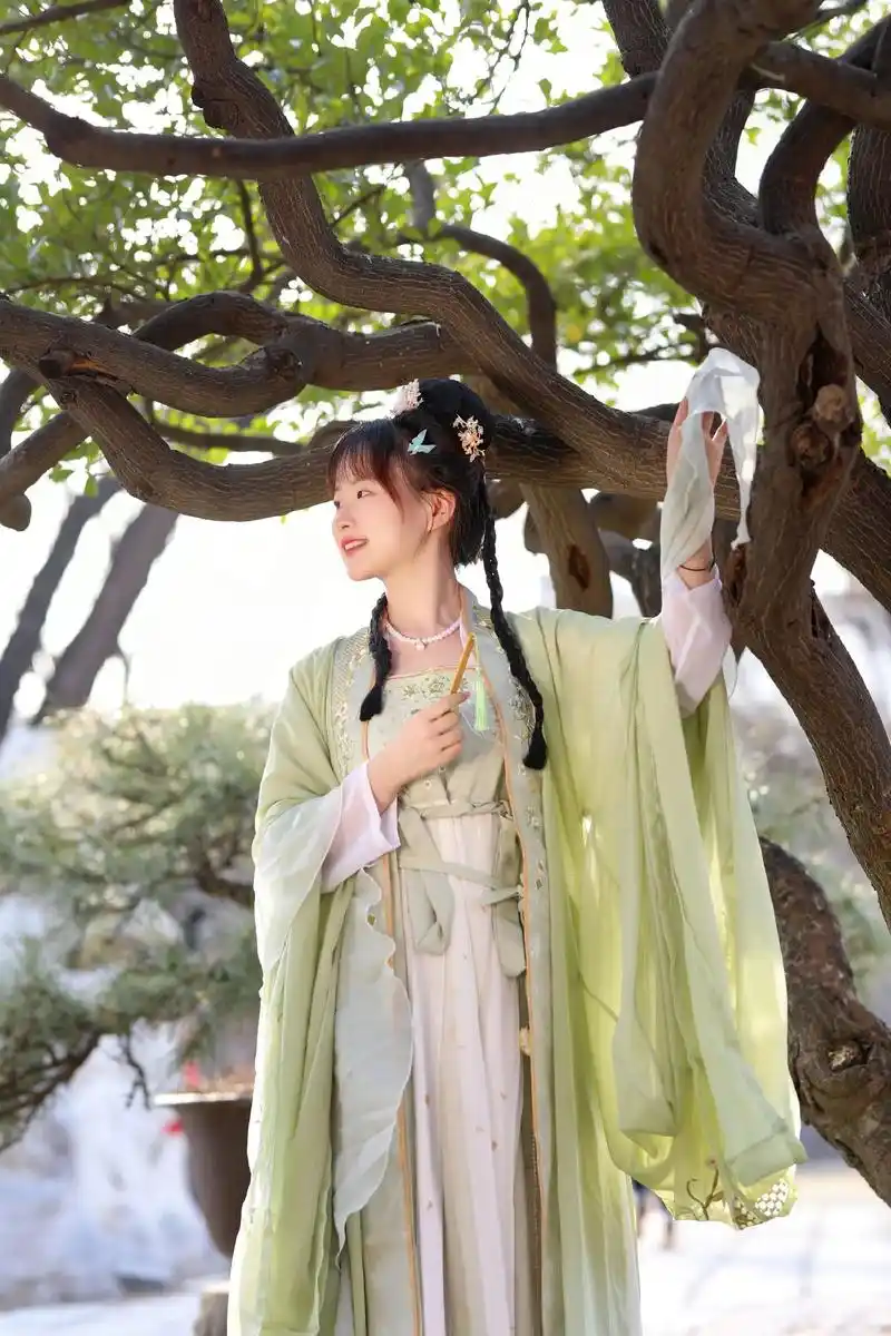 花朝节 #用汉服变身多巴胺女孩 #光落向的地方 #云想衣裳 - 抖音