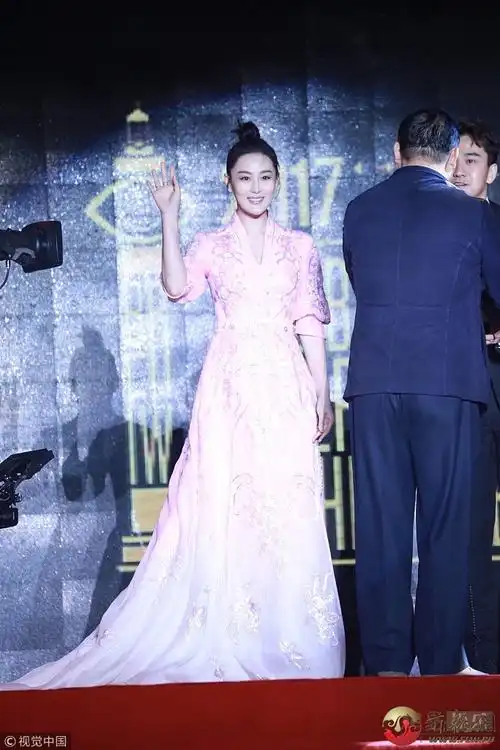 张馨予穿大气粉裙走红毯 惊艳迷人