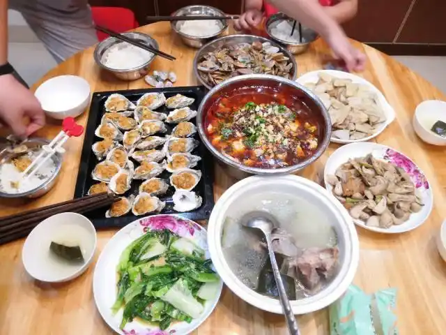 姐妹聚餐,7菜1汤花了150元,有川菜,有海鲜.朋友:饭店吃要500