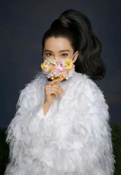 李冰冰 《时尚芭莎》四五月份合刊大片曝光,高马尾利落大方,目光如炬