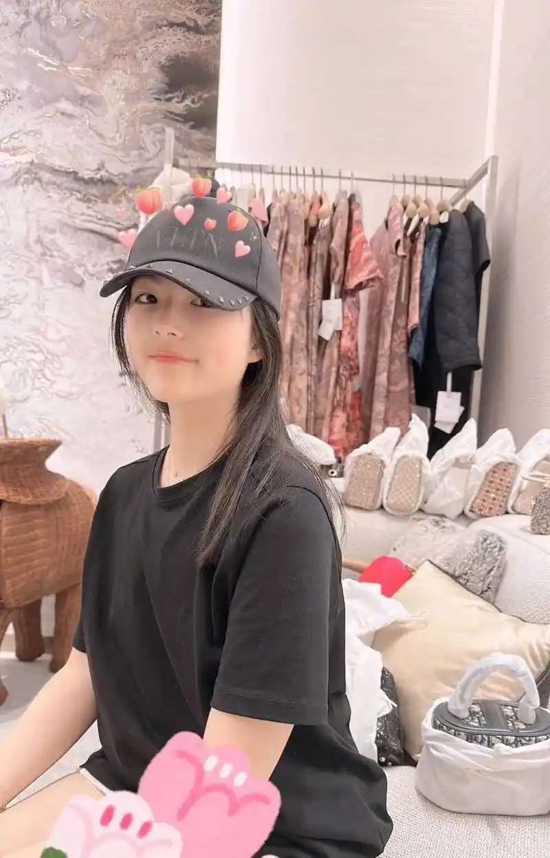 王诗龄越长大越漂亮. 你觉得有钱人家的孩子好吗?[没眼看]