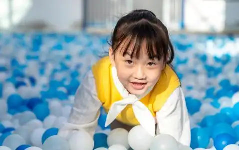 儿童游乐园玩粘土的小女孩图片