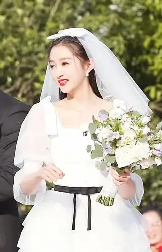 关晓彤婚纱造型亮相《奔跑吧》,肤白貌美大长腿,真是便宜鹿晗了