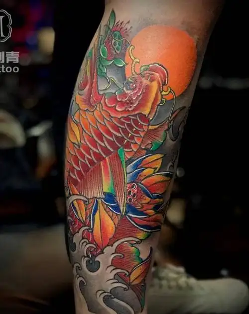 小腿彩色鲤鱼纹身图片_腿部新传统纹身图案
