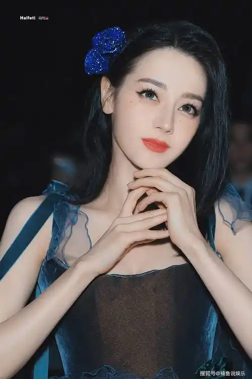 原创迪丽热巴不愧是暗夜精灵!穿蓝色连衣裙尽显优雅,美得挪不开眼