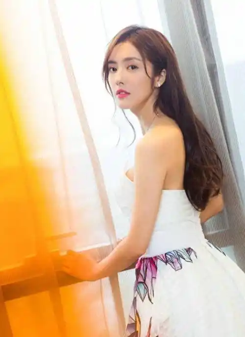 90后新生代演员蔡文静:时尚美图闪亮登场_社会_魅力_演艺