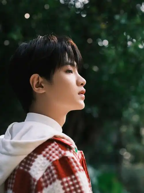 黄明昊竹林写真身穿红色格子上衣的小贾元气满满