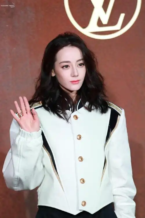 lv大秀红毯生图##迪丽热巴王子装