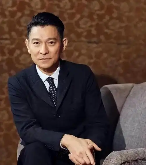 刘德华近照满头白发啤酒肚明显网友泪目该退休了