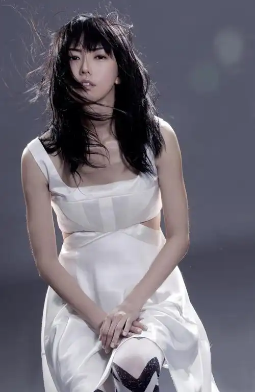 歌手孙燕姿羞涩,高清图片,手机壁纸