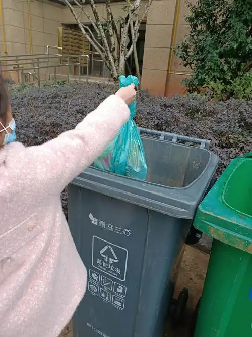 果皮纸屑放进其他垃圾桶里.