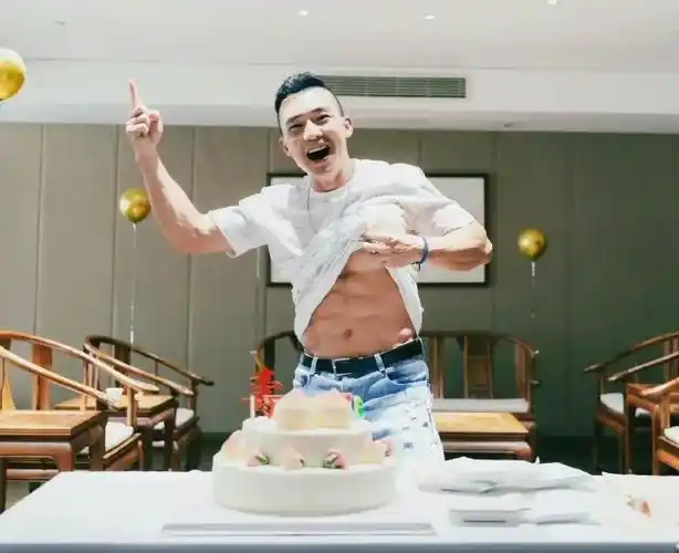 刘畊宏五十岁的肌肉线条绝了