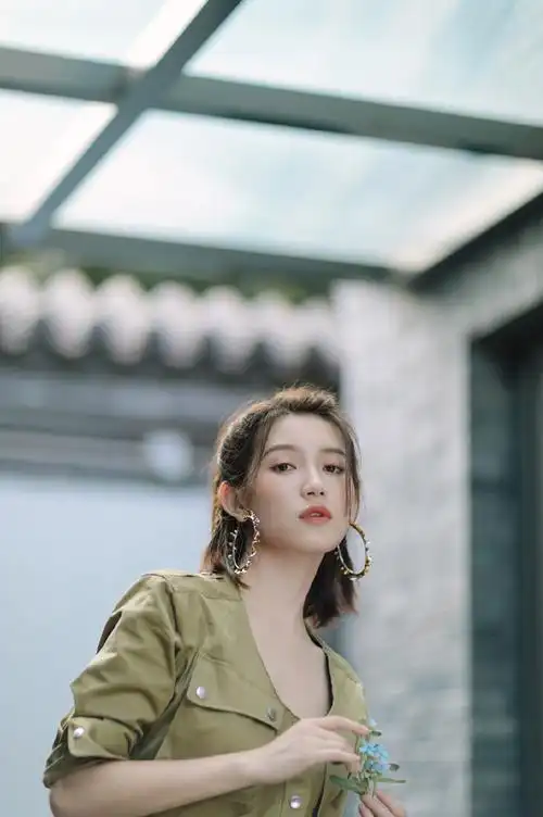 头像图片 发型图片 1/6 2/6 3/6 4/6 5/6 6/6 上一组图 下一组图 苏青