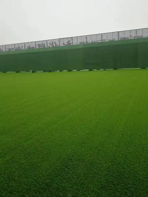 楼顶仿真草坪,也称为屋顶仿真草坪,是一种以人工合成纤维为材料制作的