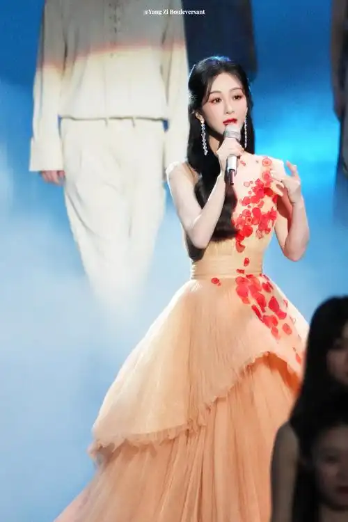 杨紫杏色花朵裙##湖南卫视跨年晚会