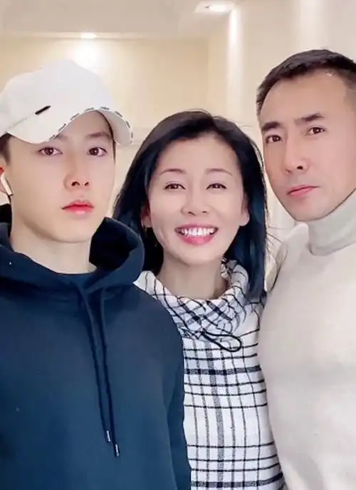 齐妃张雅萌儿子罕露面鼻梁高挺皮肤超白被妈妈摸脸好冷漠