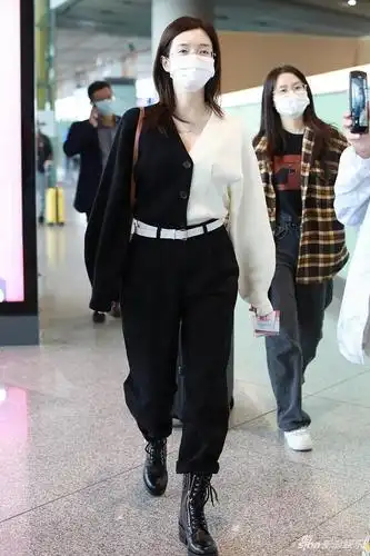 组图:江疏影黑白配毛衣穿马丁靴又美又飒 见粉丝挥手露笑眼