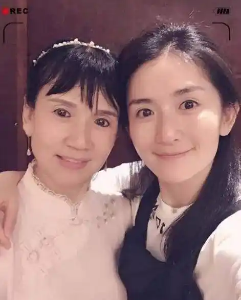 谢娜为妈妈庆生原照,娜妈妈年轻有活力,和女儿同框像姐妹_照片_父母