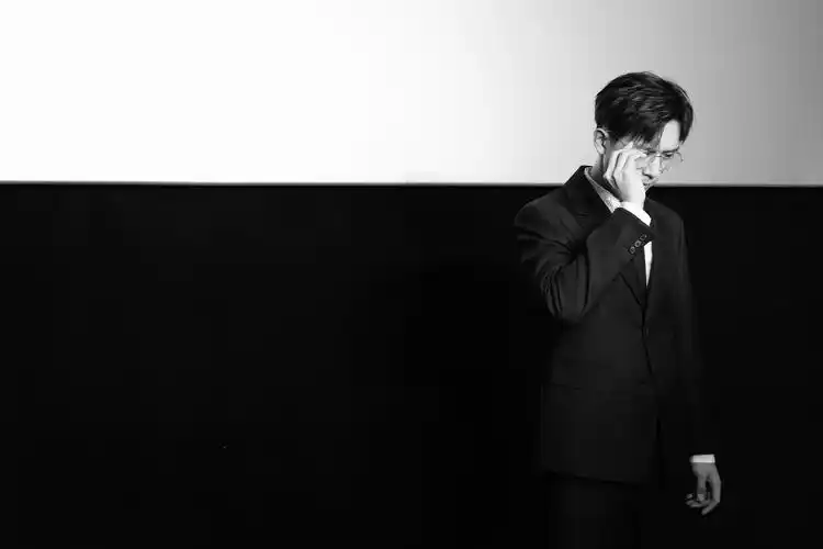 李现黑白影调大片魅力满分着黑西装戴金丝框眼镜尽显绅士质感