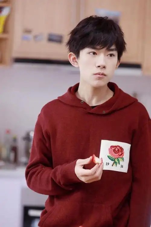 吃货属性暴露!易烊千玺拍摄期间偷吃草莓手比v字歪头卖萌