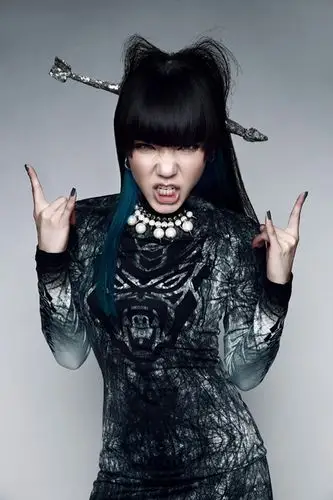 吴莫愁曝视觉大片玩大胆撞色章鱼上肩图