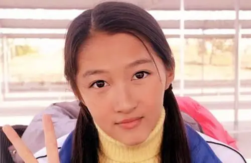 关晓彤中学"黑胖"没人追?看到照片后,网友:鹿晗眼光真毒!