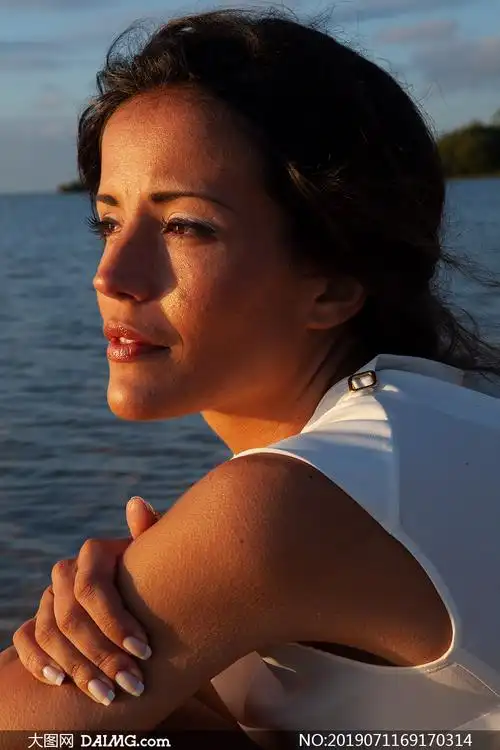 大图首页 ps素材 摄影原片 > 素材信息        闭着眼陶醉在美景中的