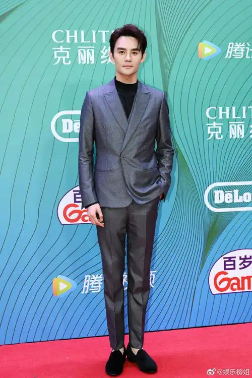 王凯银灰色西装