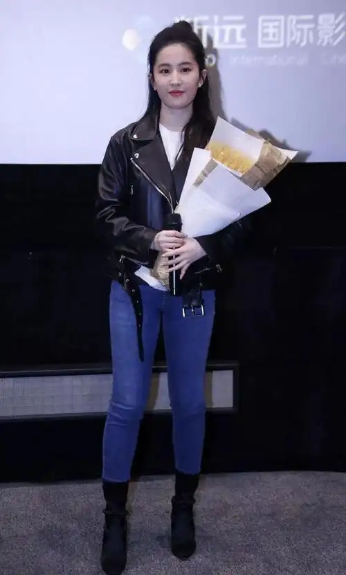 刘亦菲真不怕走光水蜜桃身材穿大露背连衣裙亮相人红气场真大