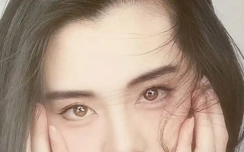 "璀若星辰的秋瞳,流转之间千娇百媚,令人神心驰神往." ——王祖贤