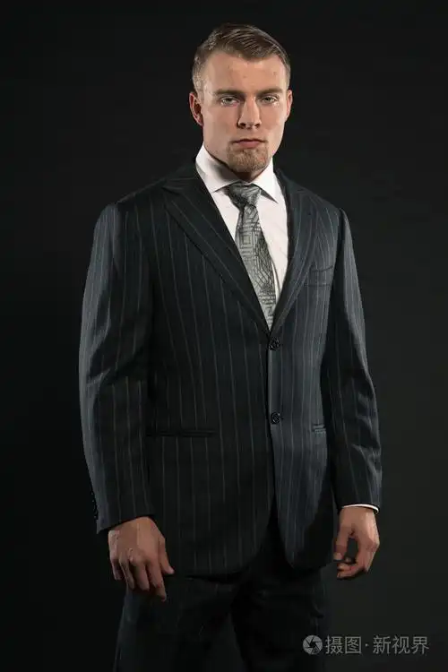 时尚男人穿西装