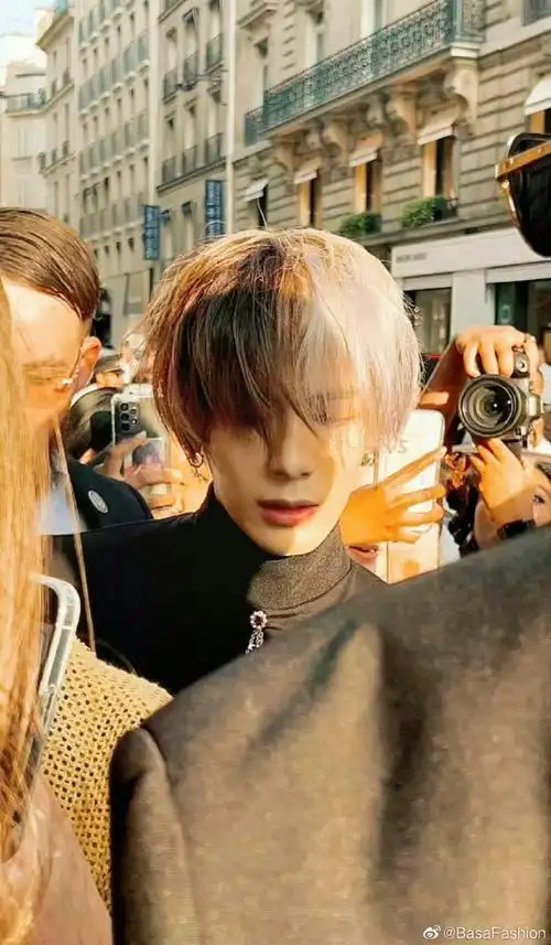 王嘉尔双发色撕漫男