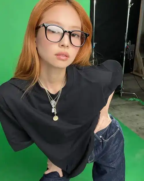 blackpink jennie晒近况,金发亮眼身材优越,这是要回归了吗?_腾讯新闻