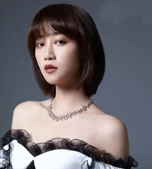 她曾是童星曹骏的女友,今穿荷叶边露肩裙配碎钻项链,精致复古