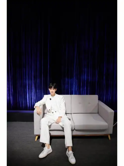 龚俊一身白衣小白鞋白袜