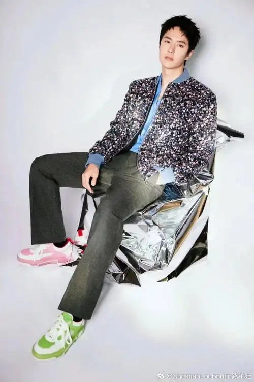 louboutinmoment#@uniq-王一博穿着astroloubi男士运动鞋于奥运会