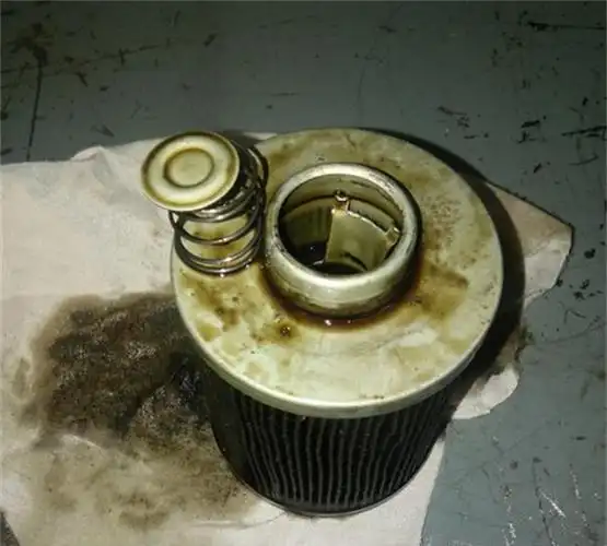 今天给大家拆解一个机油滤芯 看看里面长什么样