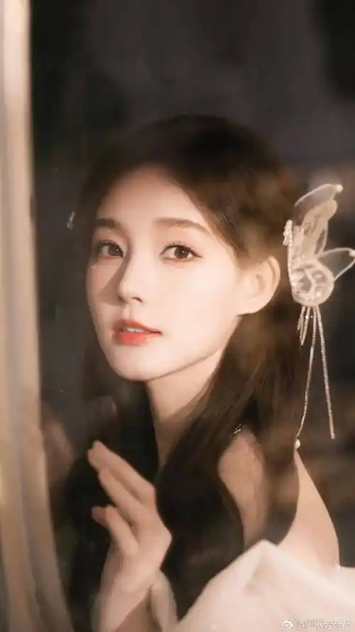 李一桐 笑眼盈盈这个词的杀伤力