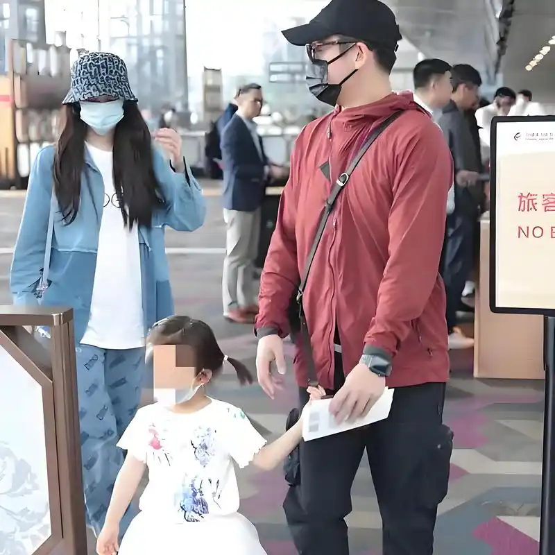 苗苗郑恺一家三口机场温馨亮相,家庭教育引人深思 苗苗郑恺一家三口