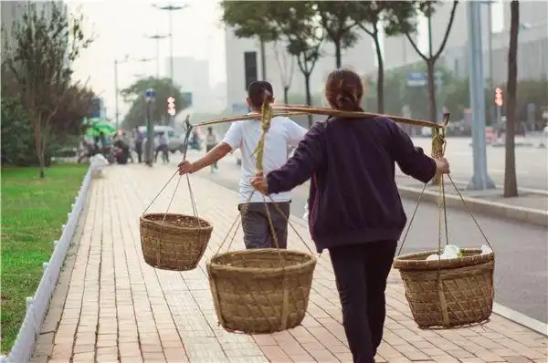 人力搬运物件时经常会用到的工具,想必大家都比较熟悉,一种常见的扁担