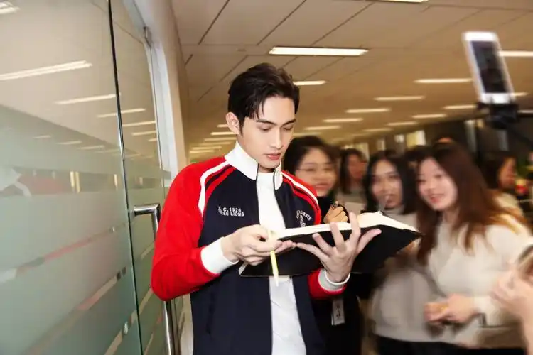 原创张彬彬外公送邻居签名照邻居却不识张彬彬粉丝评论好逗