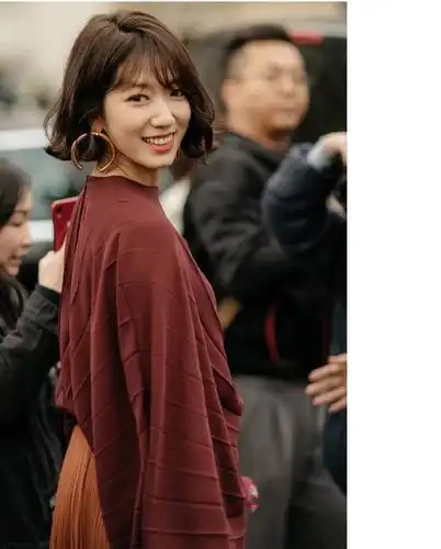 原创朴信惠换新发型了!波波头短发造型亮相巴黎时装周,时髦又利落