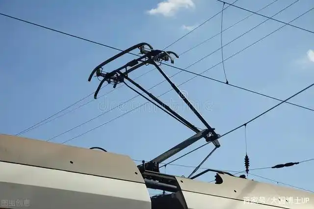 火车受电弓磨不坏吗?电火花直冒是什么情况?看完长知识了