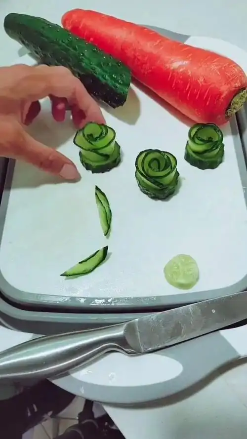 大厨的刀工就是强悍啊,黄瓜都能切出花